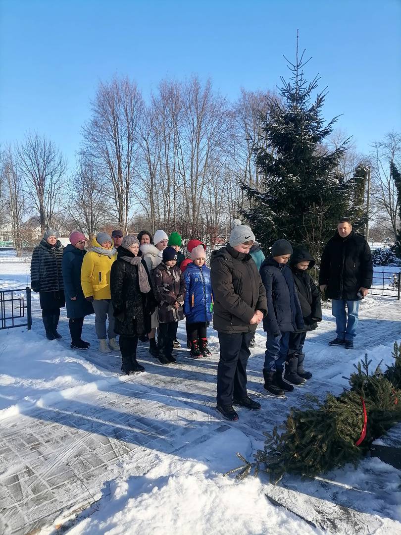 Возложение гирлянды Славы к стеле погибшим односельчанам, в связи с 80 ...